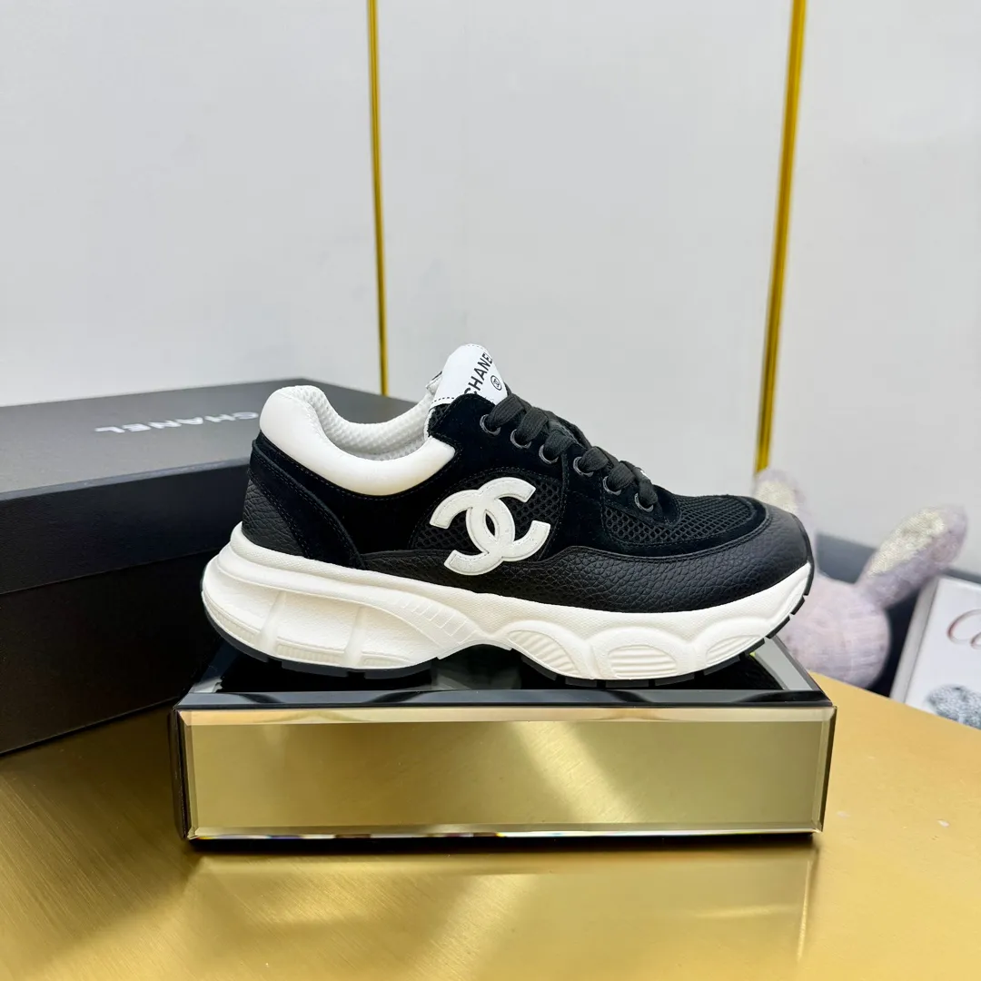 👟👟Ex-factory price 600👟👟 Upgraded version, upgraded version, upgraded version! No rebuttal accepted! ! ! ! Chanel Chanel dad shoes, couples' model for men and women - 2025 top casual sports shoes in the counter. This classic design; the upper is electro-embroidered with various techniques; ❷The inner lining is made of: original Yangli + net ❸The outsole is based on: the original TPU combination outsole. The full set of boutique packaging for women 35–41
